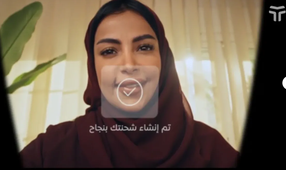 تاجرة تبتسم بعد تأكيد إنشاء شحنة جديدة